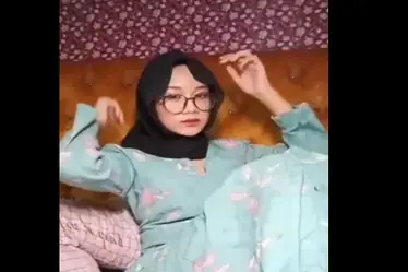 Cewek 18+ Jilbab Hitam Kacamata Colmek Mastrubasi Binal