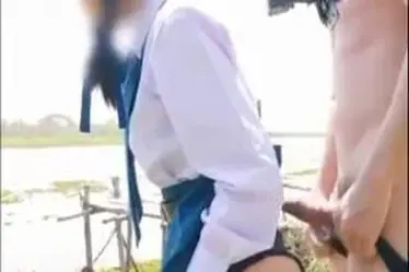 Gadis Cantik Pasrah Goyang Kasur Sungai