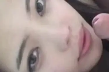 Gadis Lipstik Merah Cantik Pasrah Goyang Kasur
