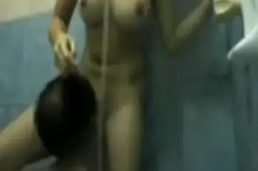 Kemesraan Gadis Cantik Di Kamar Mandi Crot