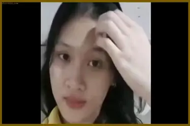 Si Cantik Baju Kuning Selfie Pamer Puting Tete