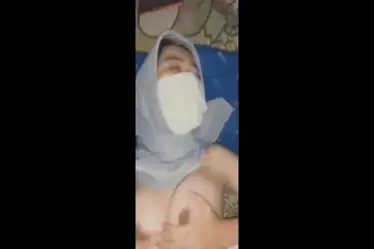 Ukhti Hijab Masker Cantik Live Bersantai Kasur
